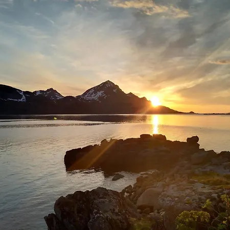 With Midnight-sun And Norhern-light View Homestay *